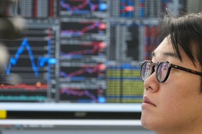 Asian stocks advance following a rally on Wall Street and oil prices fall