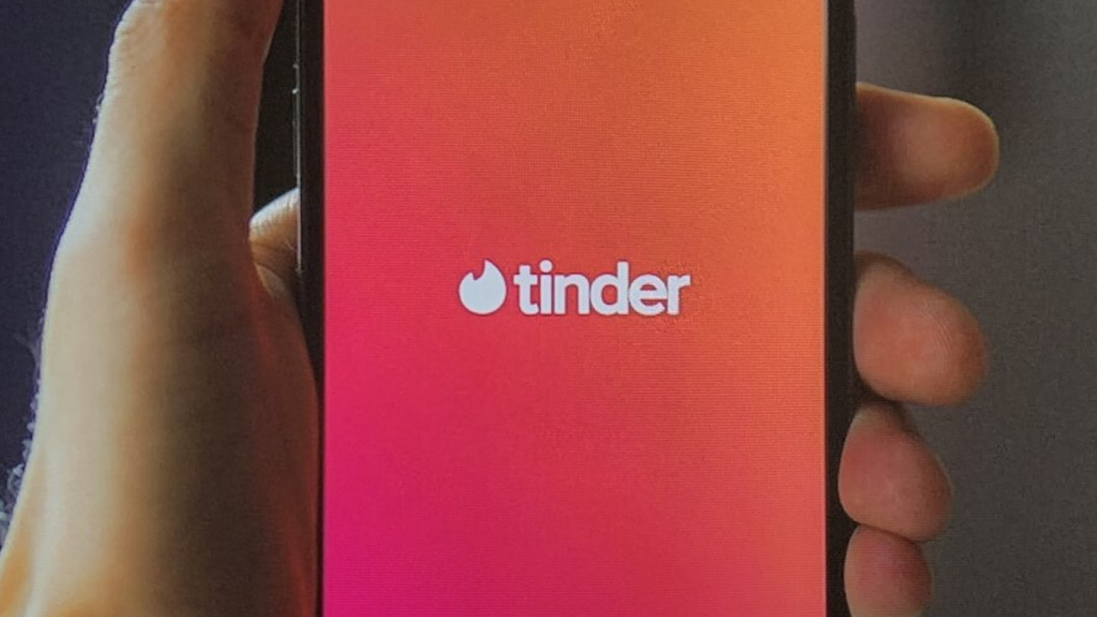 Woman Spots Her Own Dining Room in Tinder Photo,…