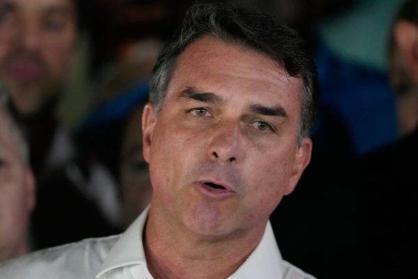 Flávio Bolsonaro flees Brazil through Argentina, en route to Ecuador, migration authority says