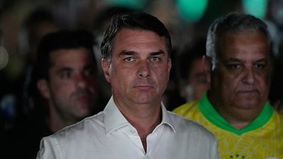 Flavio Bolsonaro arrives in Miami after fleeing Brazil