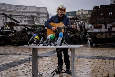 Brad Paisley advances 'Russian bot' theory after pro-Ukraine song gets negative reviews