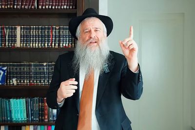 Thailand revokes citizenship of chief rabbi Yosef Chaim Kantor over continued use of US passport