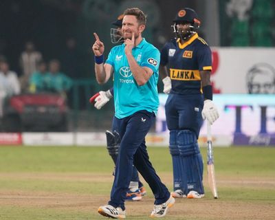 Duckett and Dawson steer England to victory over Sri Lanka in tri-series farewell