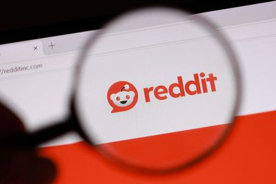 Reddit posts search traffic declines, will push visitor sign-ins to curb data scraping