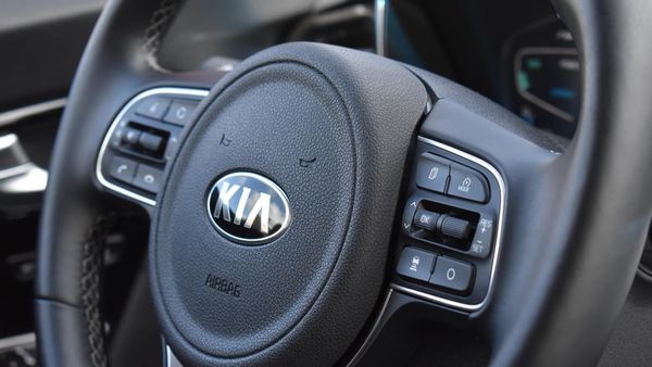 Woman leaves SUV at Kia dealership for tire repair, but it sits there for a month. Then the manager admits what he was really doing