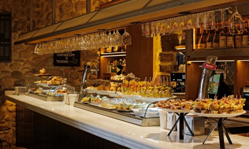 Barra llena de pintxos