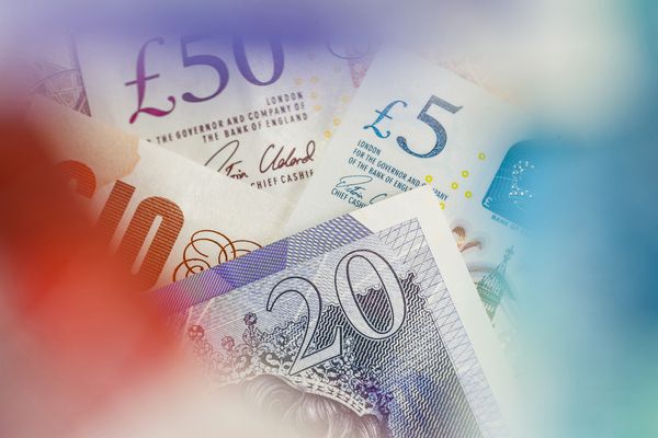 Pound Rises to Nine-Month High on Weak U.S. Inflation, BOE Talk