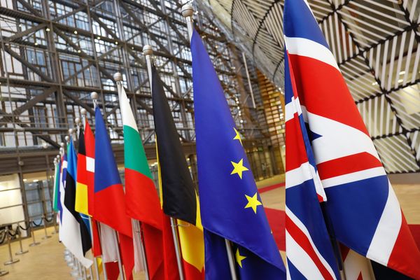 Davis Backs PM May on U.S.-Canada Border Model: Brexit Update