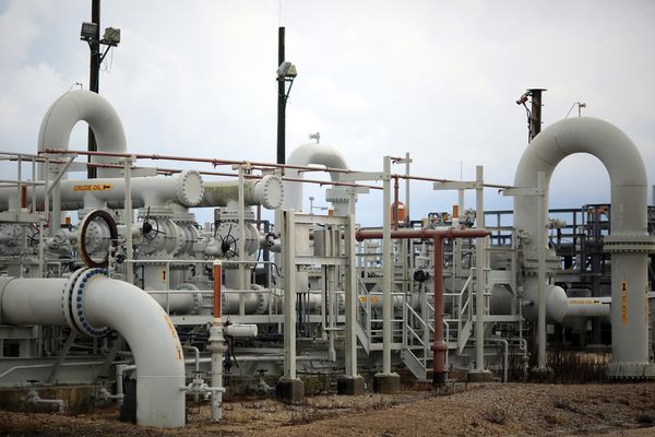 Oil Extends Loss as Industry Said to Report U.S. Storage Jump