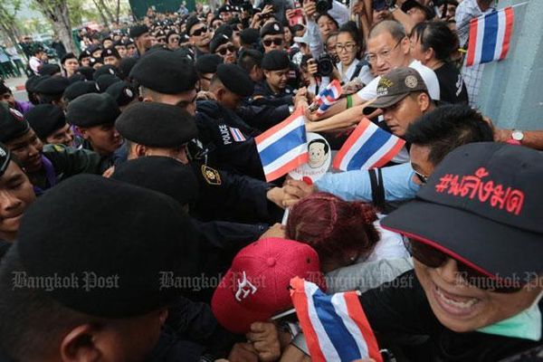 Police block marchers from leaving Thammasat