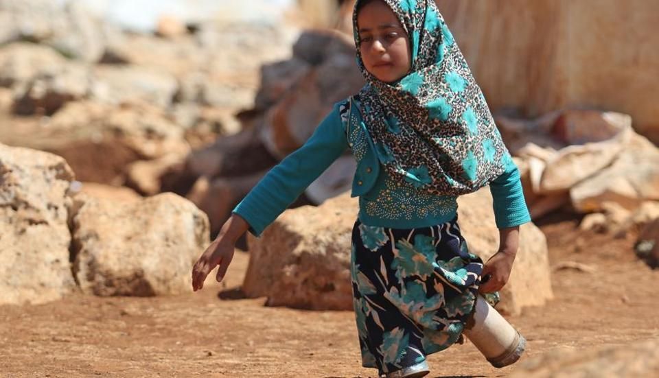 syrian-girl-born-with-no-legs-used-to-walk-with-tin