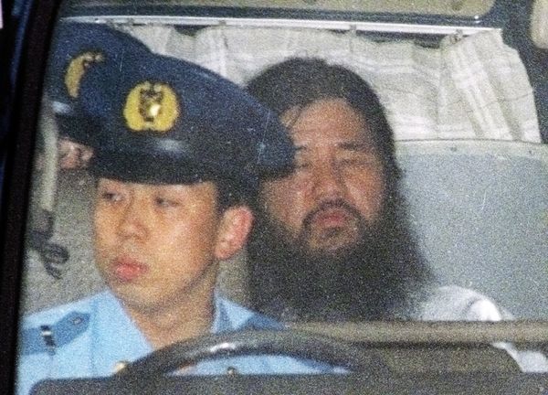 Aum cult leader behind sarin gas attacks executed / 6 former top members also put to death across Japan
