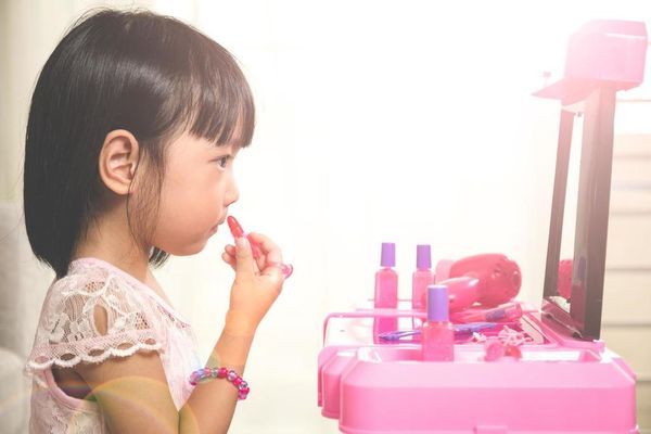 Makeup sets for children criticised by leading psychologist