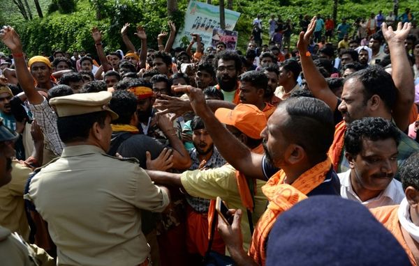Clashes as Hindu hardliners block women from Indian temple