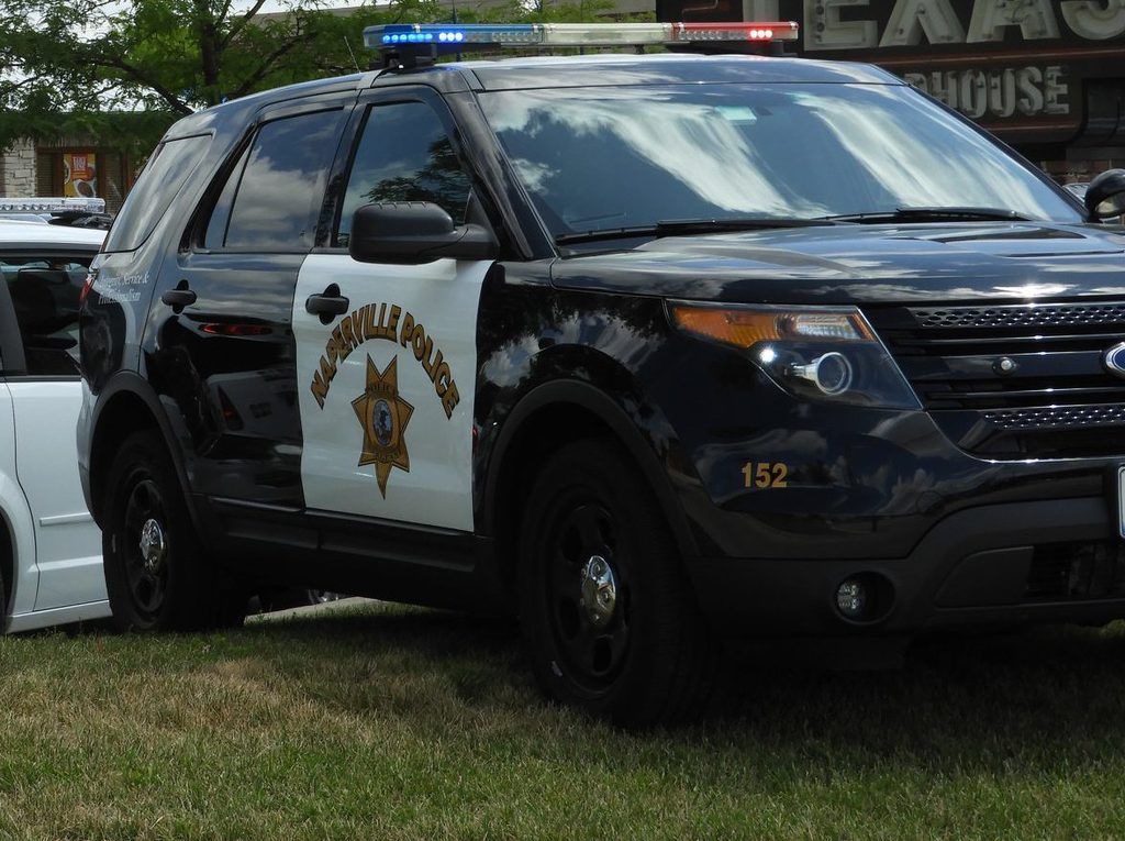 Naperville police officer shoots armed man outside…