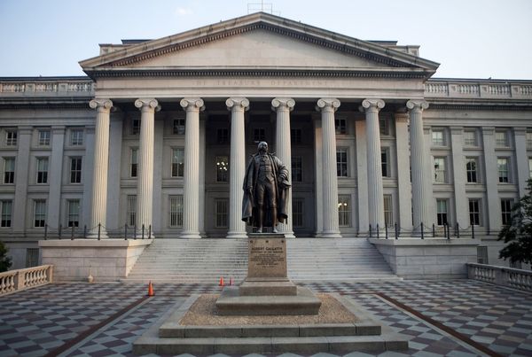 U.S. Budget Deficit Widens to $319 Billion Amid Flat Revenue