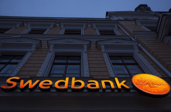 Swedbank's 20% Slump Draws in Hoards of Swedish Retail Investors