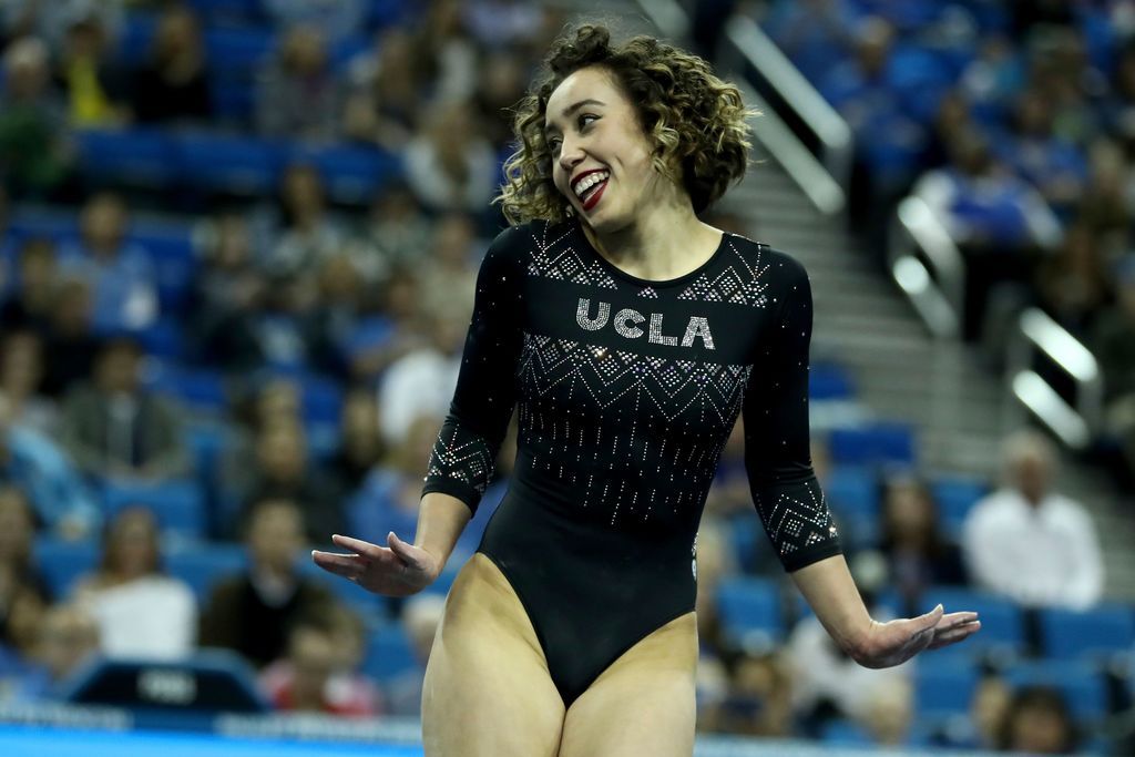 UCLA gymnast Katelyn Ohashi’s teammates dance with her…