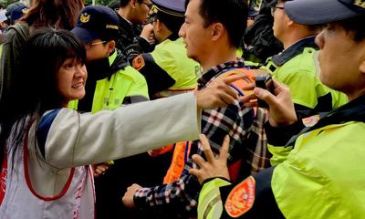 Daguan Residents Clash With Taipei Police After Receiving Eviction Notices