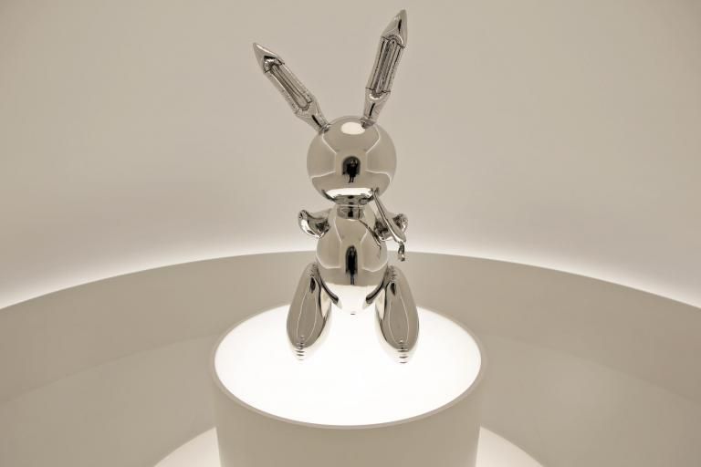 Jeff Koons' 'Rabbit' sculpture sells for £70.9 million…