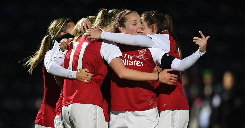 Vivianne Miedema and Danielle van de Donk of Arsenal pose during