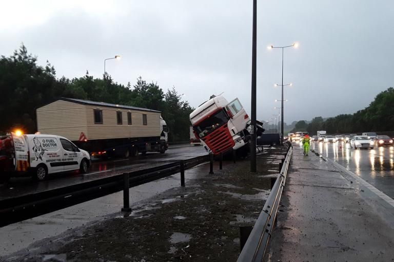 M25 closures Huge traffic jams after sinkholes and…