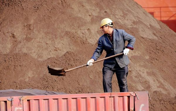 Economic snapshot: services, exports hot, everyone else struggling