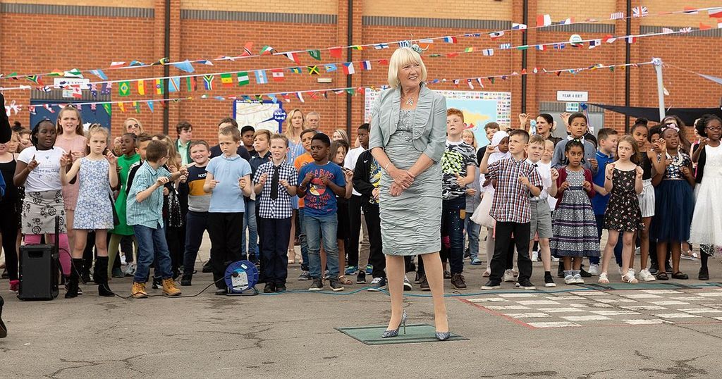 Head Teacher Retires After 40 Years In The Classroom head-teacher-retires-after-40-years-in-the-classroom