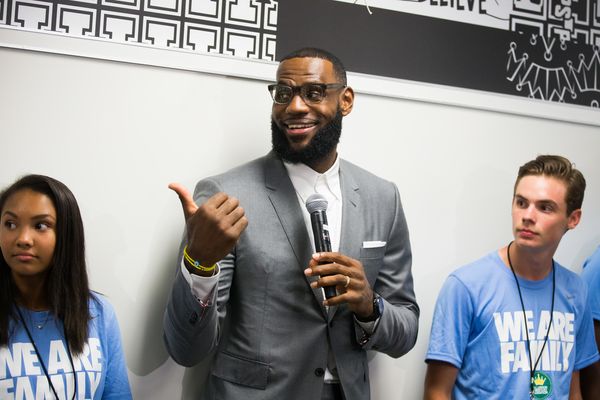 LeBron reunites with St. Vincent-St. Mary's 'Fab 5' at I Promise