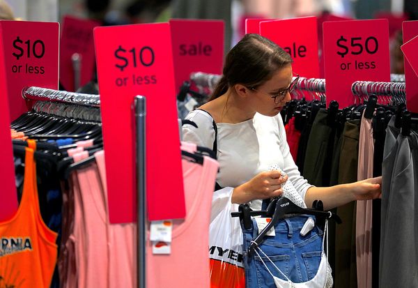 Australia Aug retail sales rise after rate cuts, tax rebates