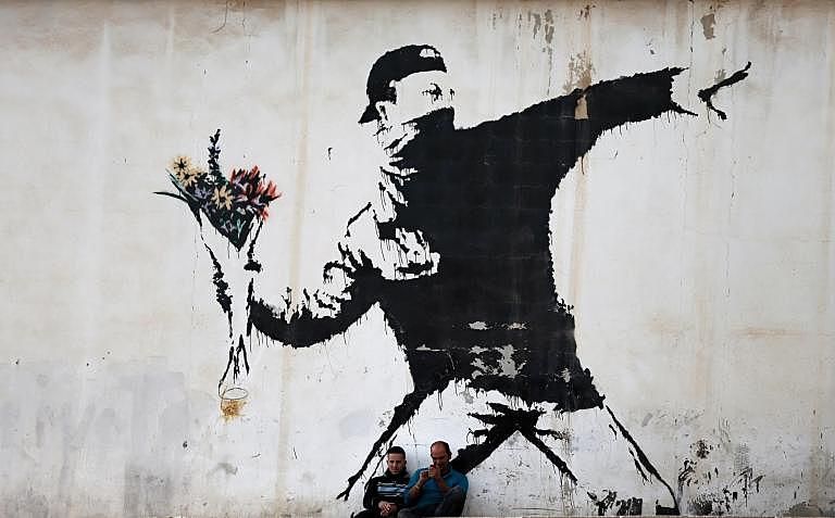 コレクション Banksy Around the world in eighty sprays gettyimages-501590118.jpg