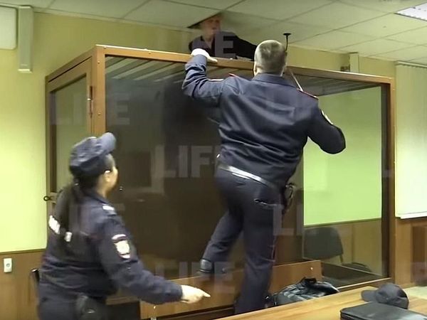 Man standing trial attempts absurd escape through roof of court