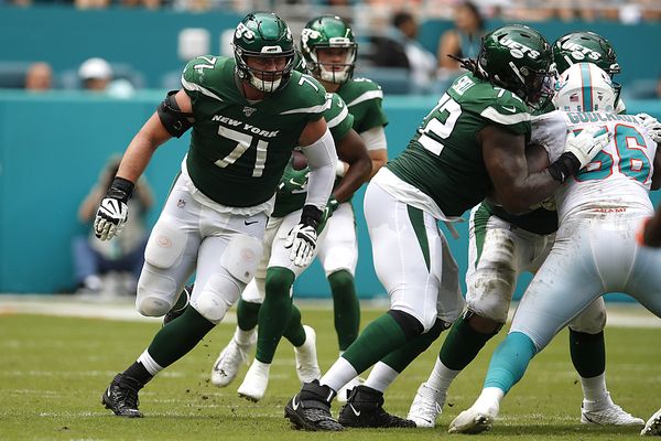Jets re-sign guard Alex Lewis to 3-year deal