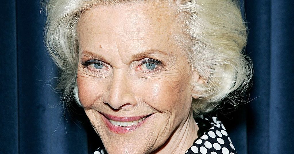 Honor Blackman Dies Actress Who Played Bond Girl…