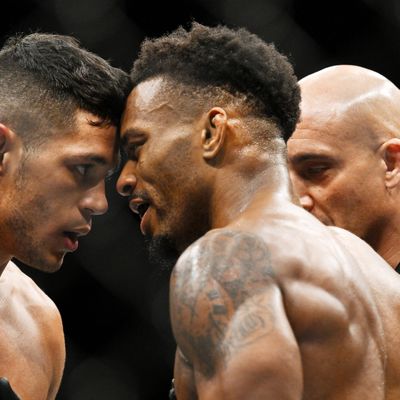 Lerone Murphy def. Gabriel Santos at UFC 286: Best photos