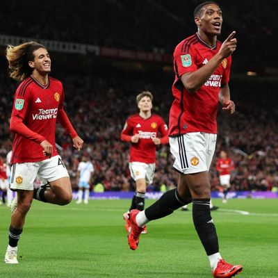 Manchester United cruise past Crystal Palace as Martial caps dominant win