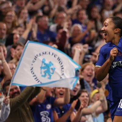 Lauren James on target as Chelsea open WSL title defence with win over Tottenham