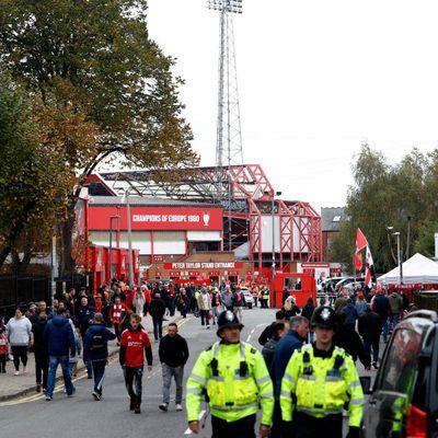 Burnley 0-2 Arsenal, Nottingham Forest 2-2 Manchester United, and more: football – live